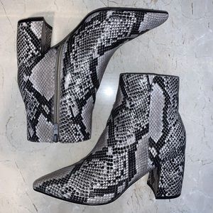 🐍Marc Fisher Retire Snakeskin Booties 8.5M EUC🐍